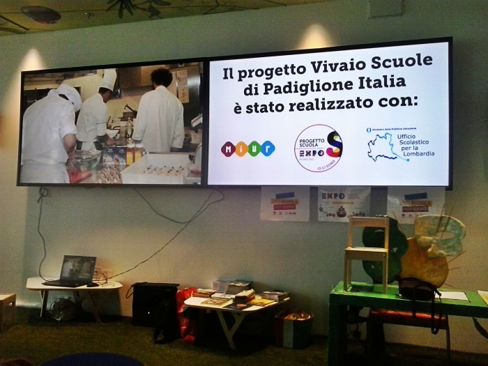 2 I monitor di vivaio scuola proiettano una foto dei laboratori trevigliesi