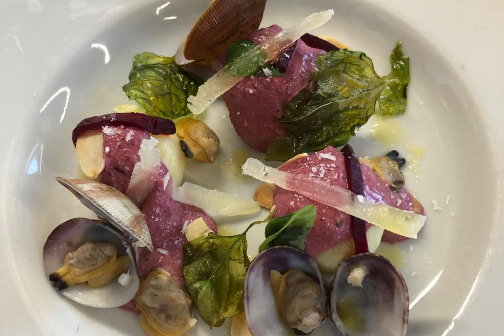 Gnocchi di patate al pesto trevisano e mandorle con vongole veraci