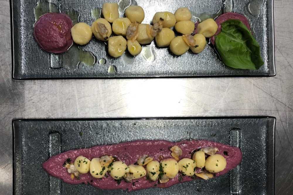 Gnocchi di patate al pesto trevisano e mandorle con vongole veraci