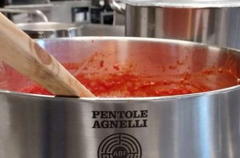 sugo di pomodoro nelle pentole agnelli