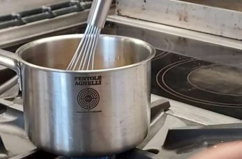 in cucina con le pentole agnelli