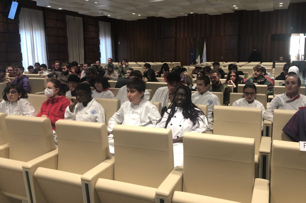 I ragazzi di 2 cucina e del PPD alla conferenza presso la camera di commercio