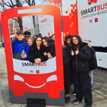 Gli allievi all'esterno dello SmartBus in piazza Matteotti