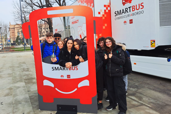 Gli allievi all'esterno dello SmartBus in piazza Matteotti