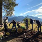 Ragazzi al lavoro sulla aiuola