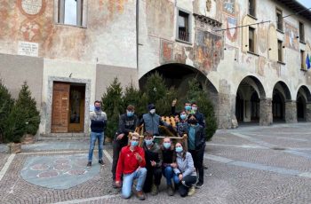 ragazzi in piazza a Clusone