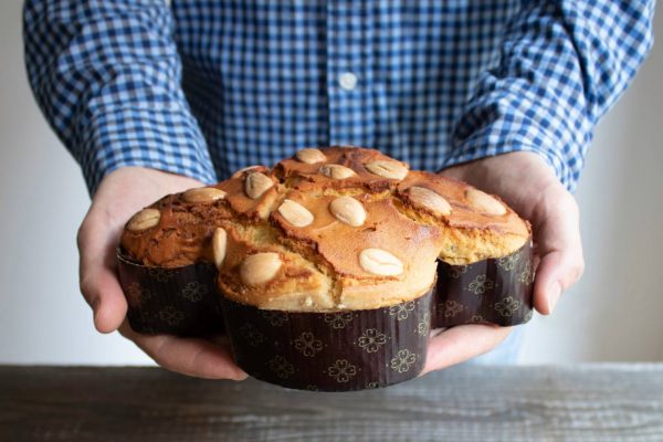 mani che offrono una colomba pasquale