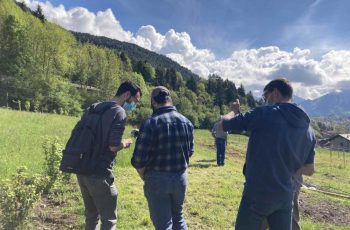 ragazzi passeggiano in montagna