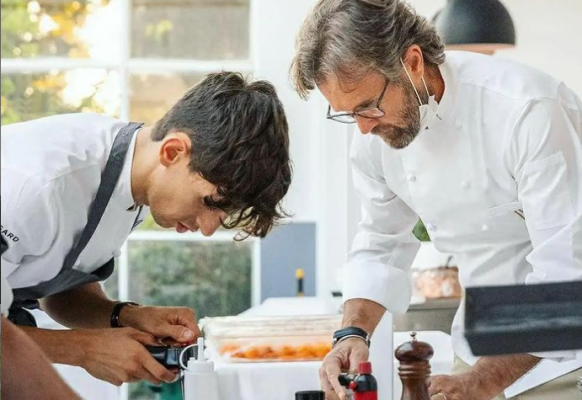 mattia pecis e carlo cracco in cucina a portofino