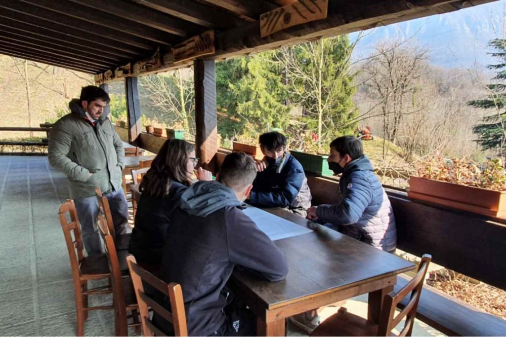 confronto al tavolo tra i ragazzi