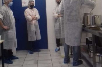 attività nel laboratorio di caseificazione