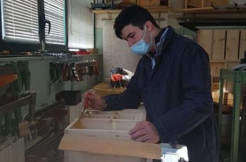 studente crea la cassetta di legno