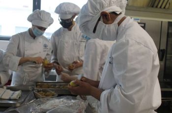 gli studenti di abf treviglio in cucina con lo chef