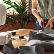 Taglio e cucito: piccole riparazioni