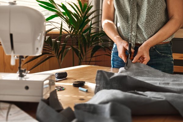 Taglio e cucito: piccole riparazioni