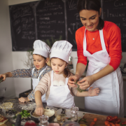 ABF Treviglio propone una serata a tema dedicata alla festa della mamma: le mamme accompagnate dalle loro figlie o dai loro figli andranno a preparare un menù completo.