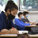 ragazzi con mascherina in aula