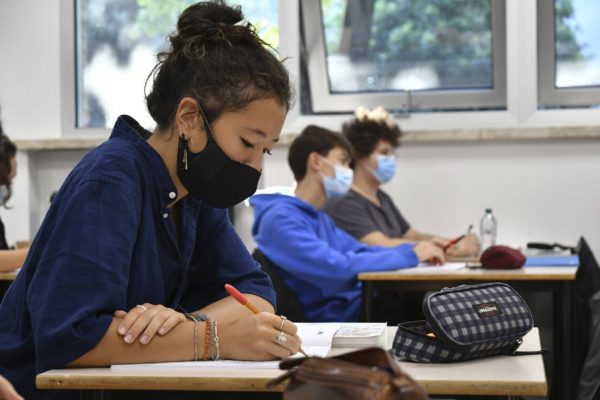 ragazzi con mascherina in aula