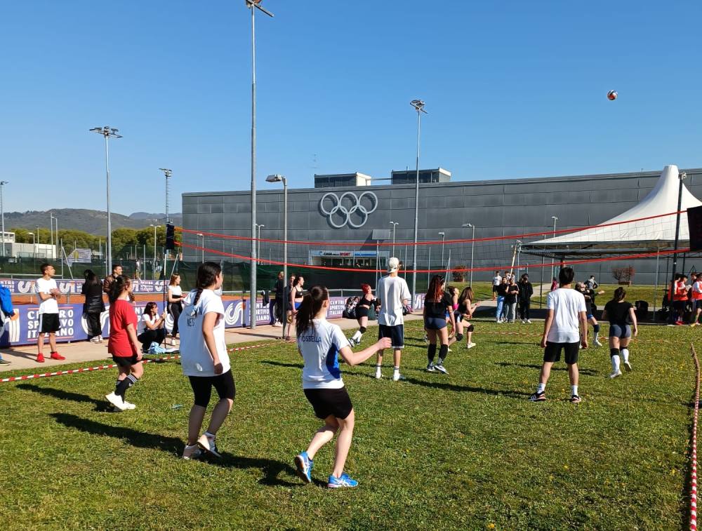 Ragazzi di ABF che giocano a pallavolo 